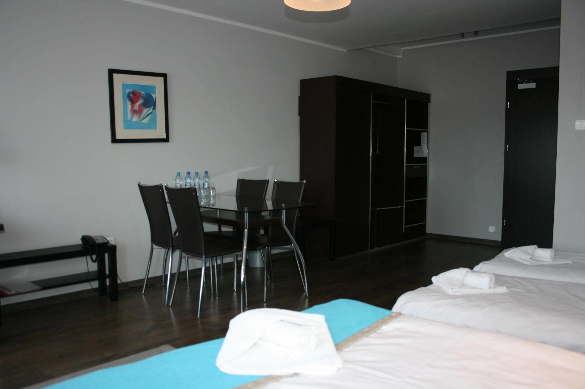 Hotel Opera ทานอฟสเก กูเร ภายนอก รูปภาพ